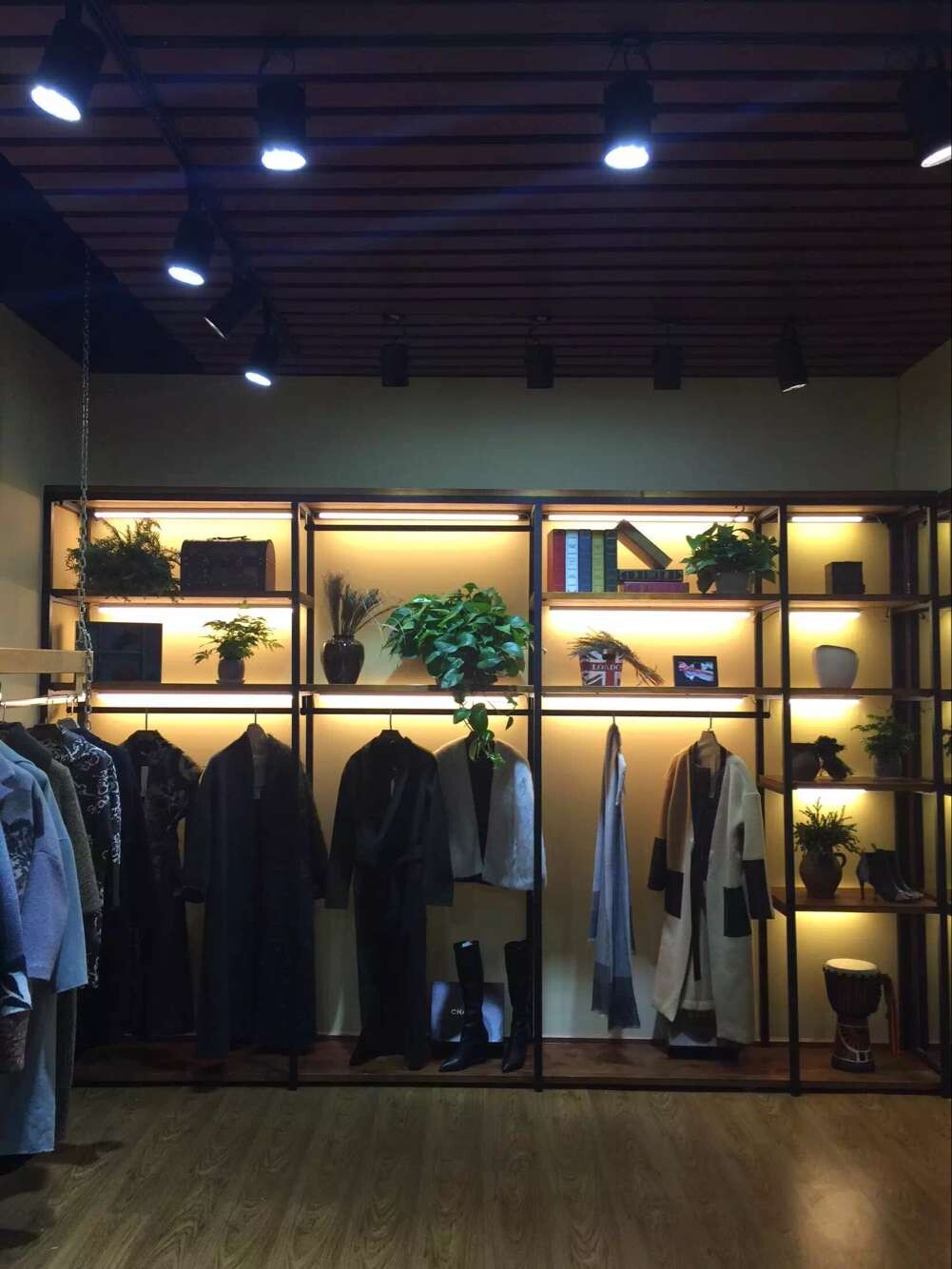 高档服装展示架定制